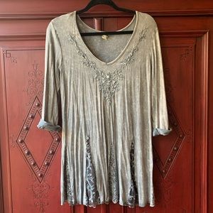 Gimmicks by BKE- like new tunic top!!